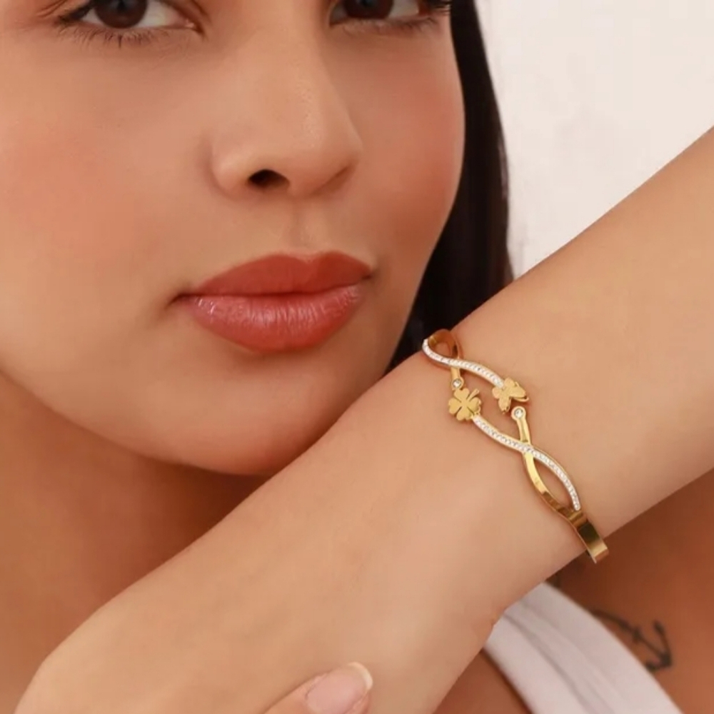 Chic 18k Plated Stainless Gold Bracelet with Floral Butterfly Design